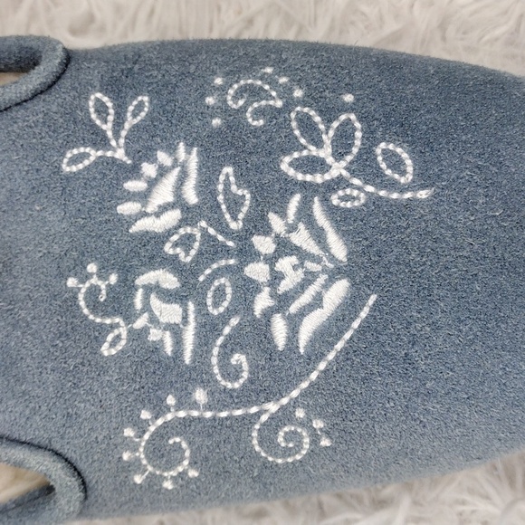 The Vermont Country Store Blue Suede Leather Floral Embroidered Slip On Slipper - Picture 13 of 16